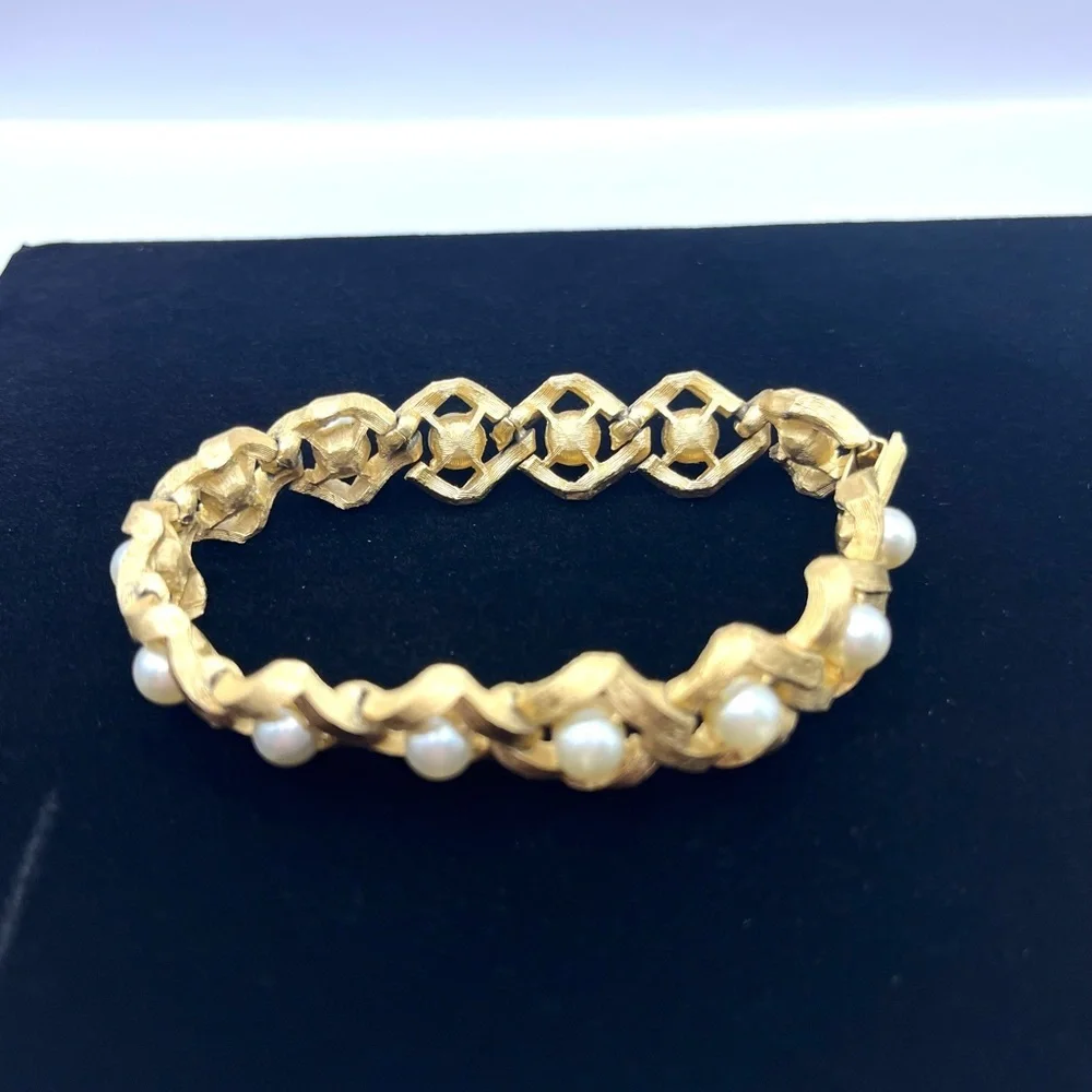 Vintage Crown Trifari Looped Pearls Brushed Gold Tone Bracelet 7 in